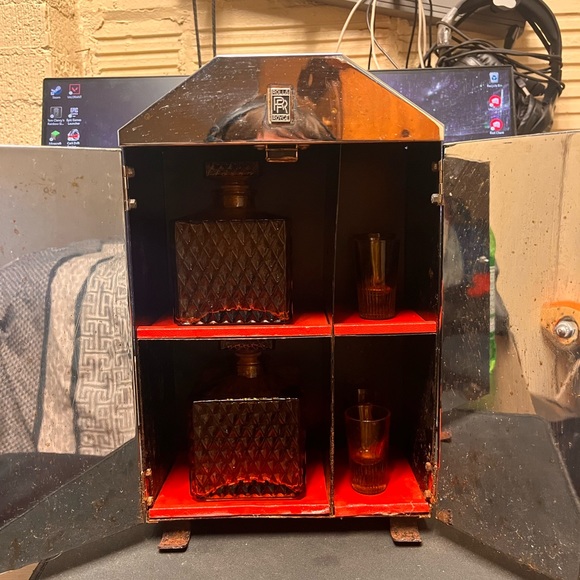 Old vintage rolls Royce liquor cabinet - Picture 3 of 5